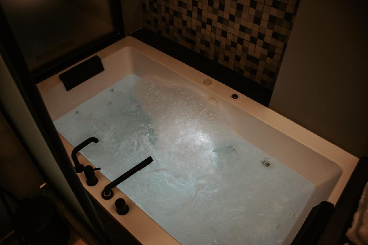 Dislocati Bnb - Jacuzzi Privata - Cucina - Tv60" - Minimal Luxury Marigliano Εξωτερικό φωτογραφία