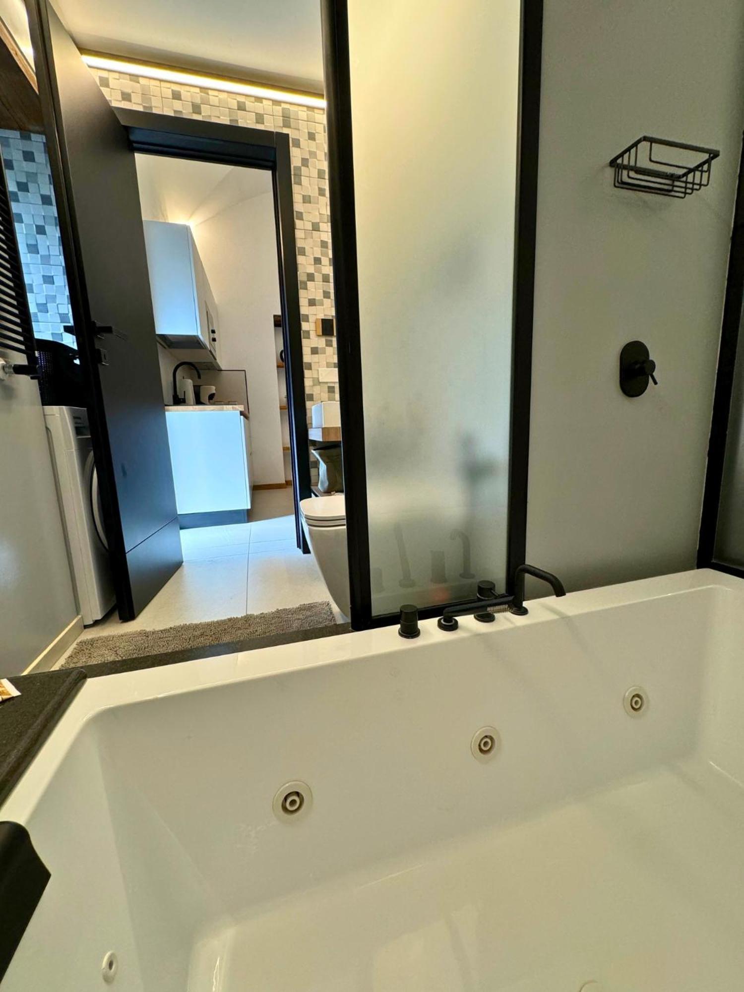 Dislocati Bnb - Jacuzzi Privata - Cucina - Tv60" - Minimal Luxury Marigliano Εξωτερικό φωτογραφία