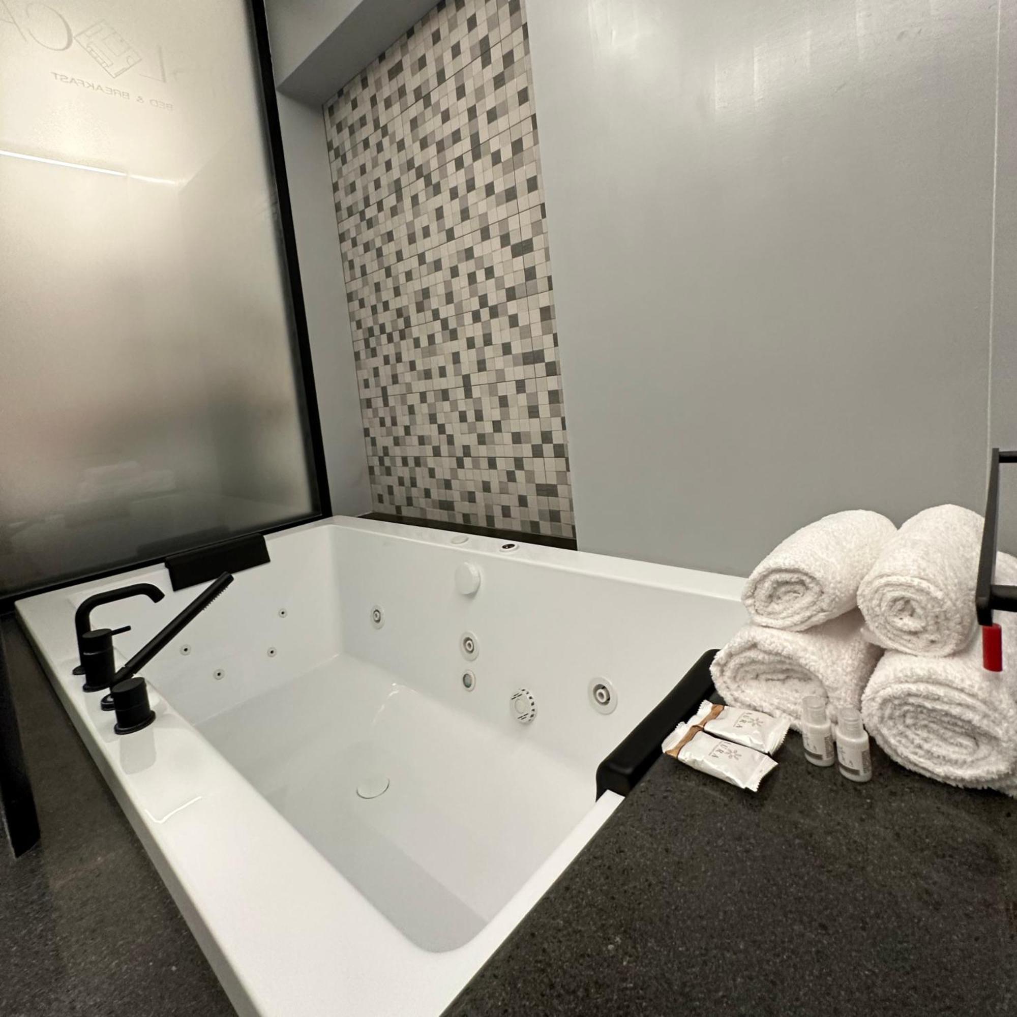 Dislocati Bnb - Jacuzzi Privata - Cucina - Tv60" - Minimal Luxury Marigliano Εξωτερικό φωτογραφία