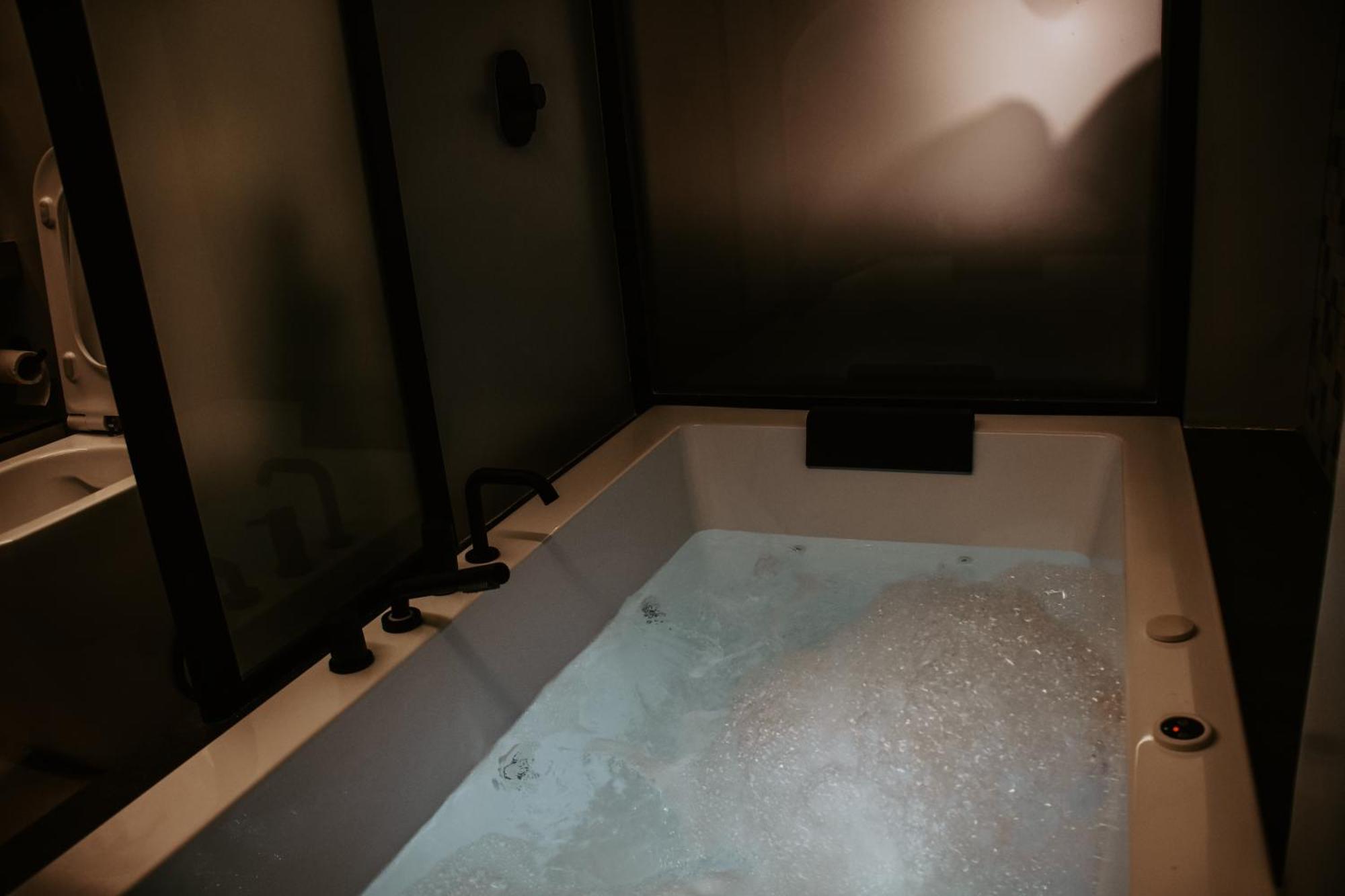 Dislocati Bnb - Jacuzzi Privata - Cucina - Tv60" - Minimal Luxury Marigliano Εξωτερικό φωτογραφία