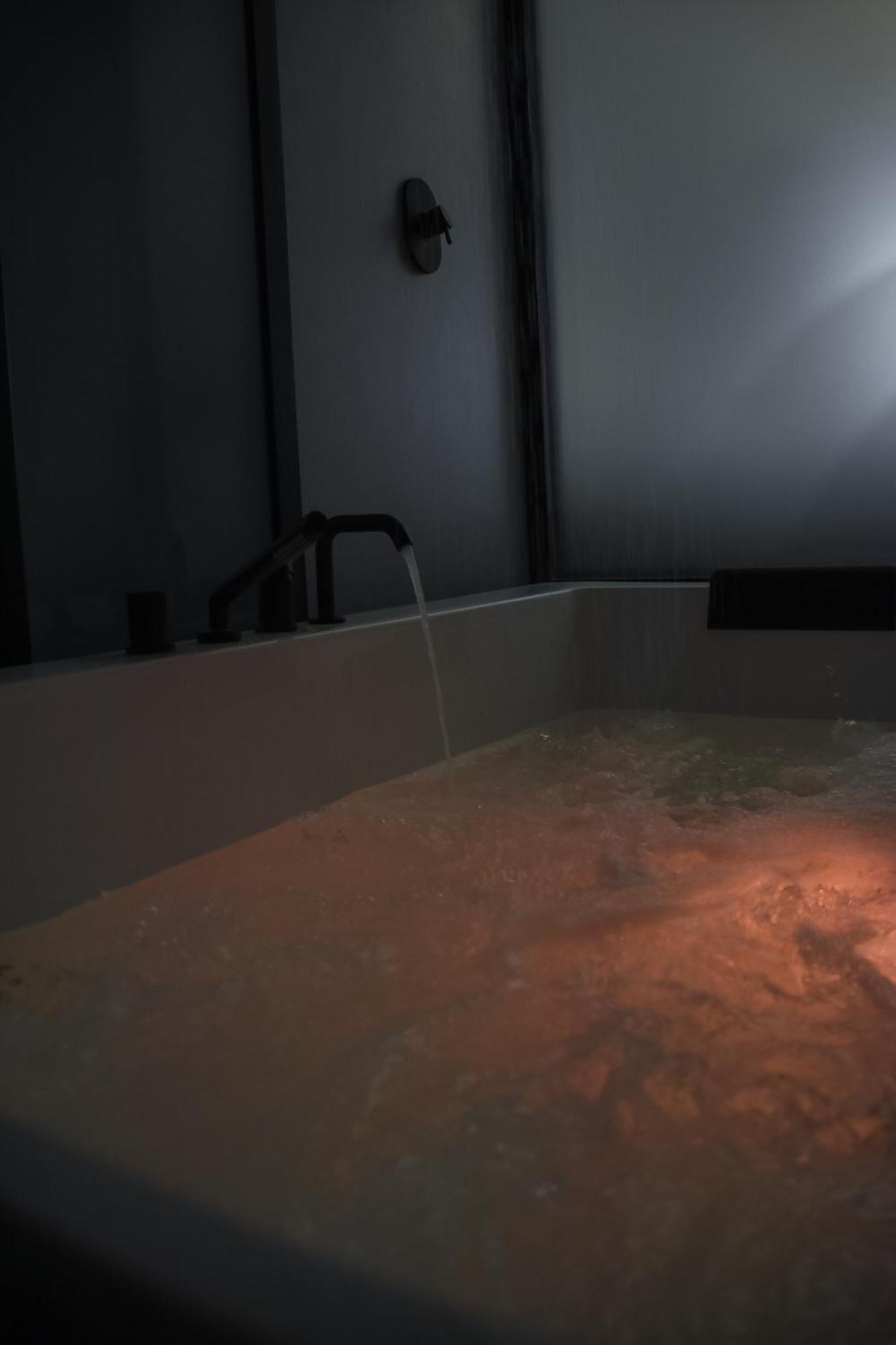 Dislocati Bnb - Jacuzzi Privata - Cucina - Tv60" - Minimal Luxury Marigliano Εξωτερικό φωτογραφία