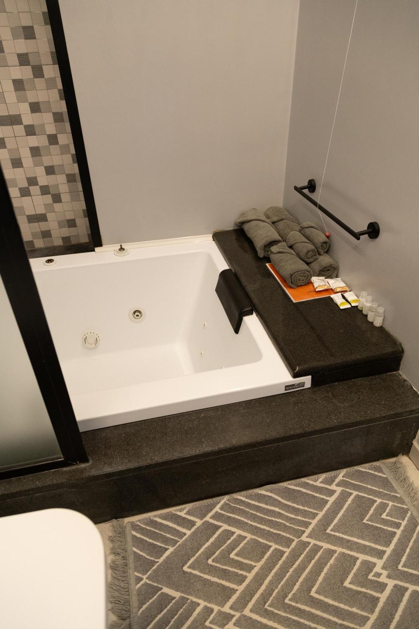 Dislocati Bnb - Jacuzzi Privata - Cucina - Tv60" - Minimal Luxury Marigliano Εξωτερικό φωτογραφία